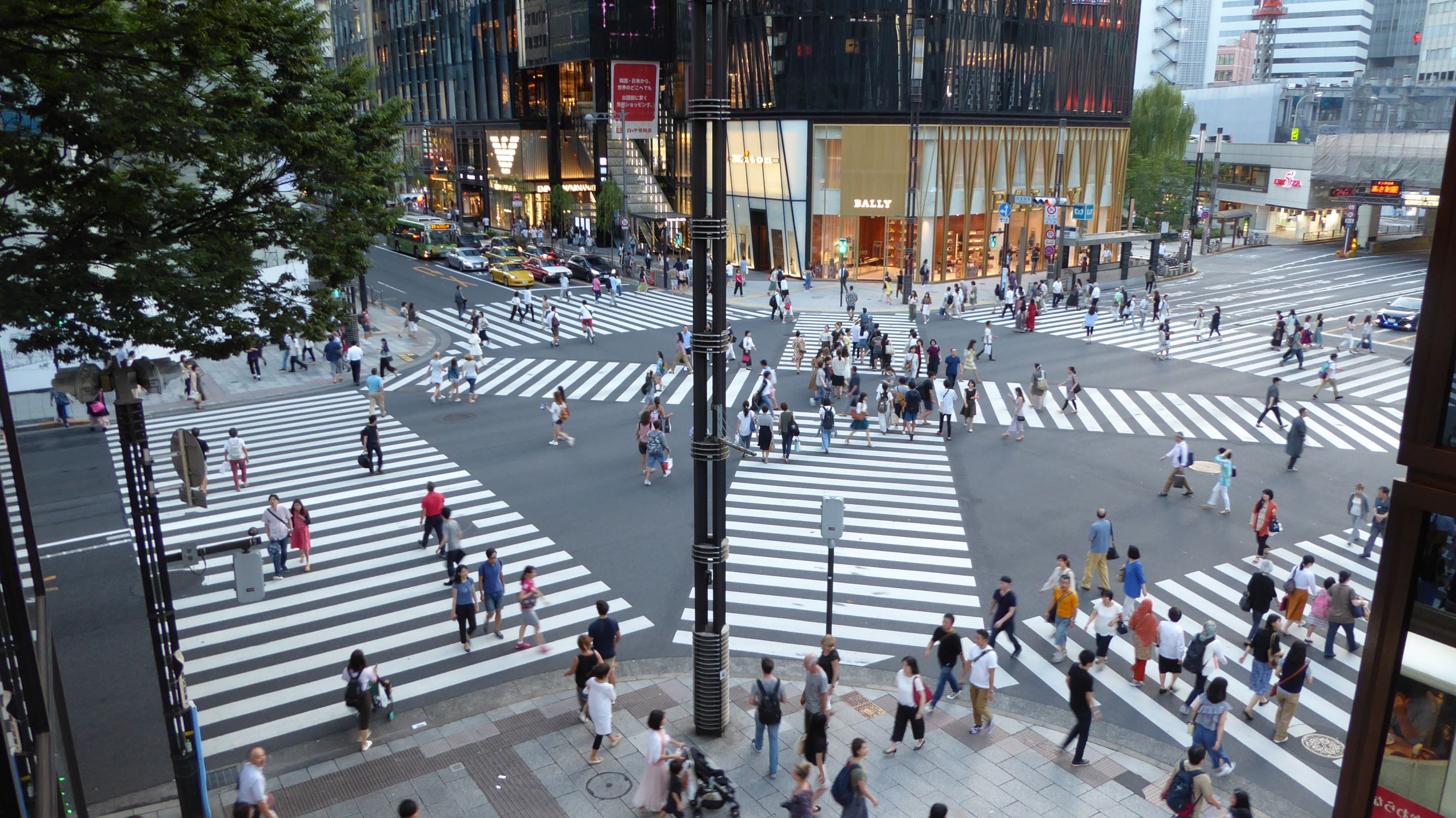 One Of Tokyo s Famoust Crossings Ginza Crossing